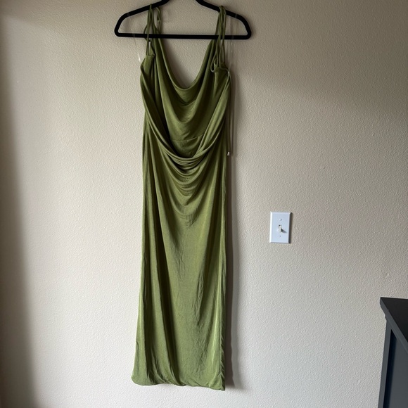 Meshki Green Sleeveless Cowl Neck Bodycon Maxi Dress - Picture 4 of 6